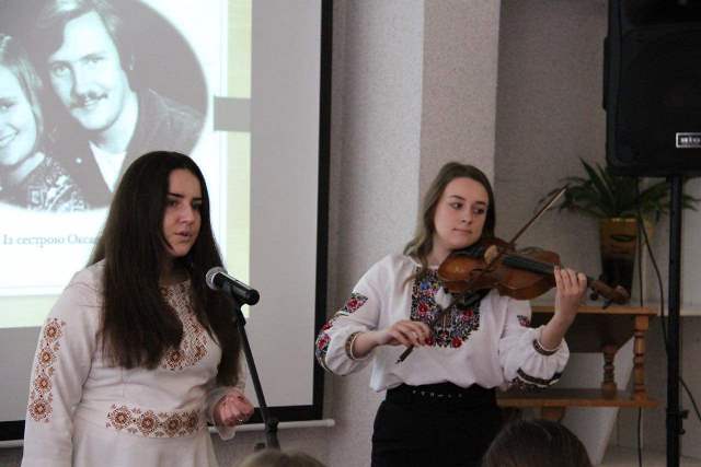 Музично обдаровані студентки групи УФ-32 Мар'яна Ягнич та Наталія Турчин